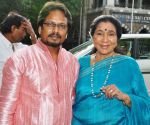 Paramesh Paul and Asha Bhosle at the inauguration of Paramesh_s art show at Jehangir Art Gallery_55d432a6f3c1c.jpg