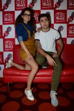 Imran Khan, Kangana Ranaut on the sets of Red FM in lower Parel on 18th Aug 2015 (53)_55d71e9c6c90d.JPG
