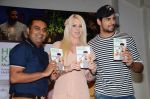 Sidharth Malhotra at Healthy Kitchen book launch by celebrity nutritionist Marika Johansson in Mumbai on 21st Aug 2015 (49)_55d87e8785f24.JPG