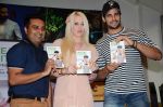 Sidharth Malhotra at Healthy Kitchen book launch by celebrity nutritionist Marika Johansson in Mumbai on 21st Aug 2015 (54)_55d87e8e2de53.JPG