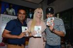 Sidharth Malhotra at Healthy Kitchen book launch by celebrity nutritionist Marika Johansson in Mumbai on 21st Aug 2015 (78)_55d87eadd10b6.JPG