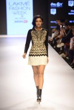 Model walk the ramp for Heumn Show on day 1 of LIFW on 26th Aug 2015 (15)_55decfb31c753.JPG