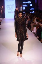 Model walk the ramp for Krishna Mehta Show on day 1 of LIFW on 26th Aug 2015 (182)_55ded114af654.JPG