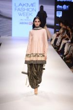 Model walk the ramp for Payal Singhal Show on day 1 of LIFW on 26th Aug 2015 (86)_55ded24a91d61.JPG