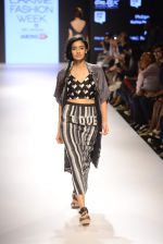 Model walk the ramp for Quirkbox Show on day 1 of LIFW on 26th Aug 2015 (21)_55ded1114d944.JPG