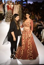 Nimrat Kaur walk the ramp for Payal Singhal Show on day 1 of LIFW on 26th Aug 2015 (1)_55ded27a50425.JPG