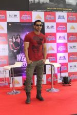 John Abraham at Welcome Back promotions in Reliance Digital, Juhu on 29th Aug 2015 (85)_55e308f7b0bbb.JPG