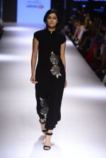 Model walks for Ridhi Mehra Show at LIFW Day 5 on 29th Aug 2015  (101)_55e309aa51d28.JPG