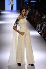 Model walks for Ridhi Mehra Show at LIFW Day 5 on 29th Aug 2015  (11)_55e30948cdf70.JPG