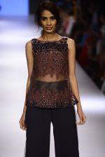 Model walks for Ridhi Mehra Show at LIFW Day 5 on 29th Aug 2015  (115)_55e309b5d9895.JPG