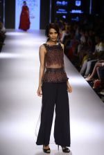 Model walks for Ridhi Mehra Show at LIFW Day 5 on 29th Aug 2015  (116)_55e309b6c4510.JPG
