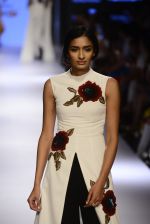 Model walks for Ridhi Mehra Show at LIFW Day 5 on 29th Aug 2015  (17)_55e3094e80700.JPG