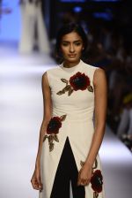Model walks for Ridhi Mehra Show at LIFW Day 5 on 29th Aug 2015  (18)_55e3094f47595.JPG