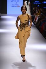 Model walks for Ridhi Mehra Show at LIFW Day 5 on 29th Aug 2015  (22)_55e3095359714.JPG