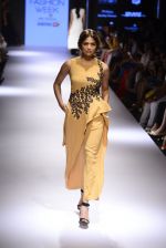 Model walks for Ridhi Mehra Show at LIFW Day 5 on 29th Aug 2015  (25)_55e30955a9565.JPG