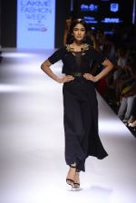 Model walks for Ridhi Mehra Show at LIFW Day 5 on 29th Aug 2015  (44)_55e30973c830c.JPG