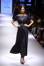 Model walks for Ridhi Mehra Show at LIFW Day 5 on 29th Aug 2015  (45)_55e3097523d0e.JPG