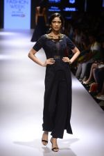 Model walks for Ridhi Mehra Show at LIFW Day 5 on 29th Aug 2015  (46)_55e30976b7500.JPG
