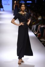 Model walks for Ridhi Mehra Show at LIFW Day 5 on 29th Aug 2015  (47)_55e3097887258.JPG