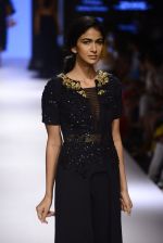 Model walks for Ridhi Mehra Show at LIFW Day 5 on 29th Aug 2015  (50)_55e3097bac03c.JPG