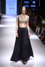 Model walks for Ridhi Mehra Show at LIFW Day 5 on 29th Aug 2015  (77)_55e309933e665.JPG