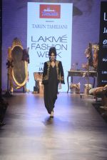 Chitrangada Singh walk the ramp for Tarun Tahiliani Show at Lakme Fashion Week on 30th Aug 2015 (528)_55e3ffce5c7da.JPG