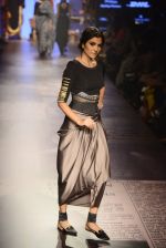 Model walk the ramp for Tarun Tahiliani Show at Lakme Fashion Week on 30th Aug 2015 (127)_55e4006310423.JPG