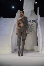 Model walk the ramp for gaurav gupta Show at the grand finale of Lakme Fashion Week on 30th Aug 2015 (1628)_55e403567d566.JPG