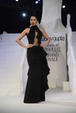 Model walk the ramp for gaurav gupta Show at the grand finale of Lakme Fashion Week on 30th Aug 2015 (1663)_55e403706bf91.JPG