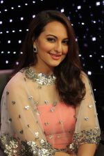 Sonakshi Sinha on Indian Idol Location on 31st Aug 2015 (11)_55e553e5a04c3.jpg