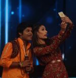 Athiya takes a selfie with Vicky on the sets of DID 5 (2)_55e6e33359584.JPG