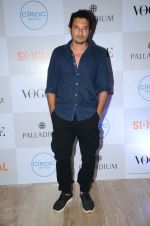 Homi Adajania at Fashion_s Night Out 2015 by Vogue in Palladium on 2nd Sept 2015 (47)_55e7fce6c426c.JPG