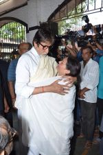 Amitabh Bachchan at aadesh shrivastava funeral in Mumbai on 5th Sept 2015 (261)_55eac7fa21c2b.JPG