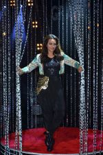 Sonakshi Sinha on the sets of Indian Idol in Filmcity, Mumbai on 4th Sept 2015 (26)_55eac6f56d11c.JPG