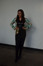 Sonakshi Sinha on the sets of Indian Idol in Filmcity, Mumbai on 4th Sept 2015 (32)_55eac6fc5c5ad.JPG