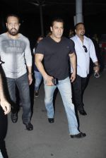Salman Khan return from gurgaon on 5th Sept 2015 (11)_55ec29bd650e3.JPG