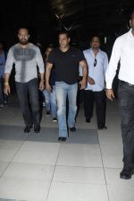 Salman Khan return from gurgaon on 5th Sept 2015 (4)_55ec29b6d190f.JPG