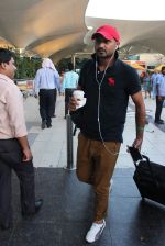 Harbhajan Singh snapped at airport in Mumbai on 7th Sept 2015 (3)_55ee83fd6695d.JPG