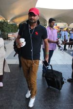 Harbhajan Singh snapped at airport in Mumbai on 7th Sept 2015 (4)_55ee83fe10e6d.JPG