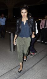 Priyanka Chopra snapped as she left for Montreal for Quantico schedule on 7th Sept 2015 (8)_55ee843840862.JPG