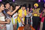 Manmeet of Meet Bros_ cuts the cake as Harmeet and his family members look on in Levo Lounge_55f27db1a3387.JPG