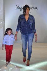 Shweta Salve at Pepe Jeans kids wear launch in Mumbai on 10th Sept 2015 (9)_55f28c14a4465.JPG