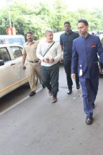 Aamir Khan snapped in his dangal look as he leaves for ludhiana on 11th Sept 2015 (5)_55f5501ee1db9.JPG