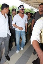 Shahrukh Khan snapped at  Airport for Dilwale shoot in Hyderabad on 14th Sept 2015 (69)_55f7cab0786e1.JPG