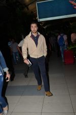 Imran Khan snappedas he returns from Delhi promotions in Airport on 16th Sept 2015 (14)_55fa934a3ef6d.JPG