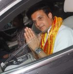 Jimmy Shergill snapped at Siddhivinayak temple on 20th Sept 2015,1 (7)_55ffac0056326.JPG