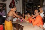 Aishwarya Rai Bachchan and aradhya at siddhivinyak Temple on 23rd Sept 2015 (37)_5602b86becec2.JPG