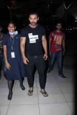 John Abraham snapped at Airport in Mumbai on 24th Sept 2015 (18)_56052e37a10f0.JPG