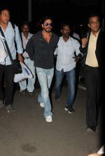 Shahrukh Khan snapped at Airport in Mumbai on 24th Sept 2015 (12)_56052e60c9dd1.JPG