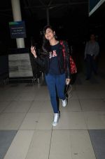 Shruti Hassan snapped at airport post the GAP launch in Bangalore on 25th Sept 2015 (8)_5606b31e9e1a7.JPG